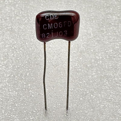 CDE - Silver Mica Capacitors 820pF 500V 5% Radial-Leaded - CM06FD821J03