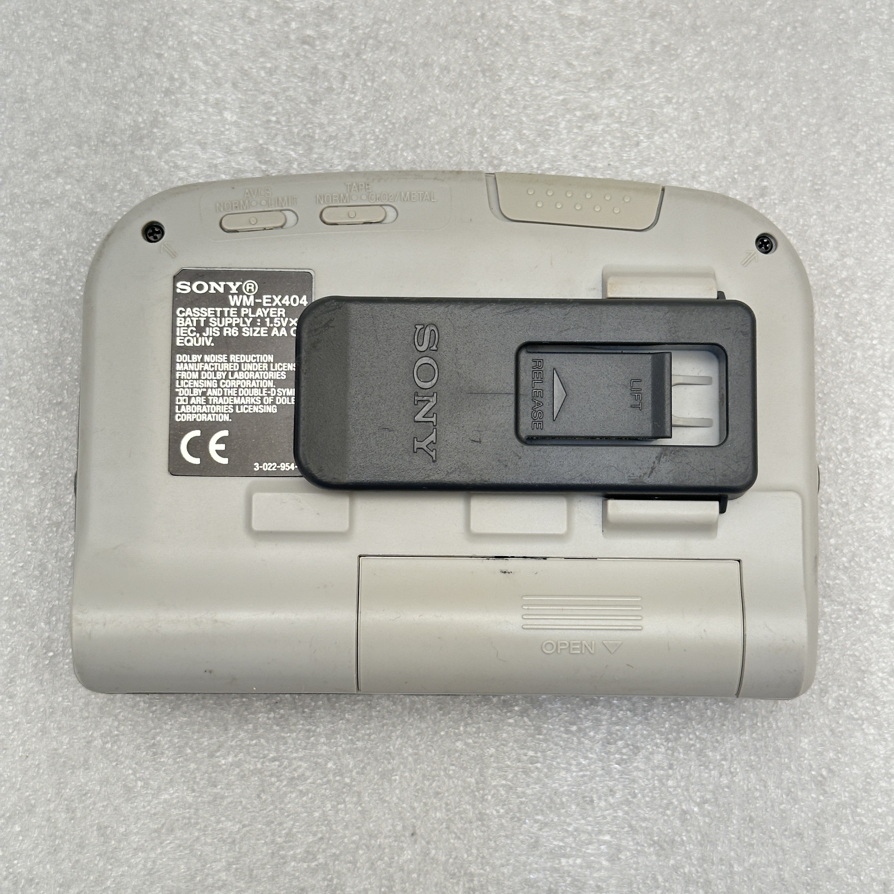 SONY - Mega Bass Stereo Cassette Walkman - FM/AM Dolby B NR - WM-EX404 SONY - Mega Bass Stereo Cassette Walkman - FM/AM Dolby B NR - WM-EX404